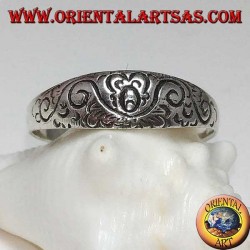 Bague en argent avec gravures florales