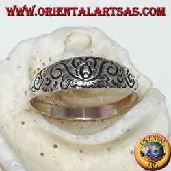 Bague en argent avec gravures florales