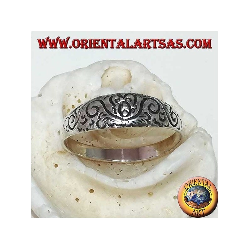 Anello in argento con incisioni floreali