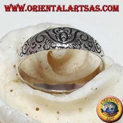 Bague en argent avec gravures florales