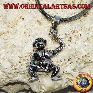 Colgante de plata, mono que se masturba moviendo la cabeza con los brazos