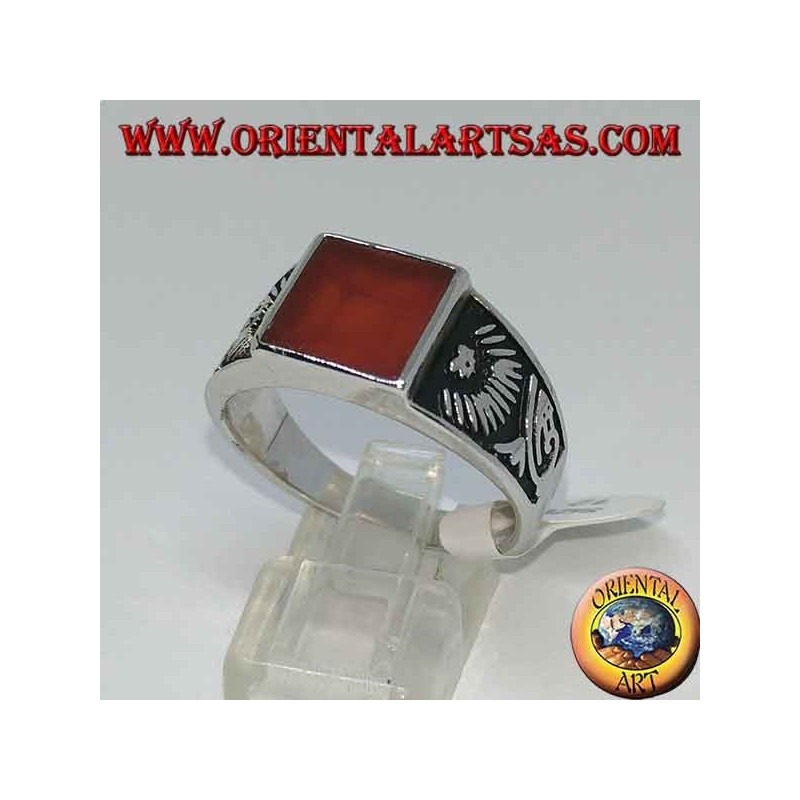 Anillo de plata engastado con cornalina cuadrada.