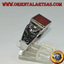 Anillo de plata engastado con cornalina cuadrada.