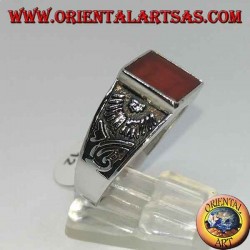 Anillo de plata engastado con cornalina cuadrada.