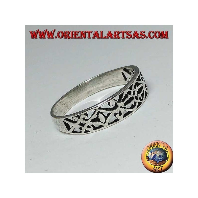 Anello in argento a fedina con trafori floreali