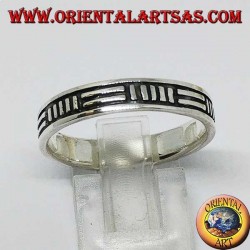 Silver band ring with 2 horizontal lines and 5 vertical alternating lines