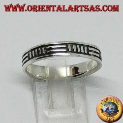 Silver band ring with 2 horizontal lines and 5 vertical alternating lines