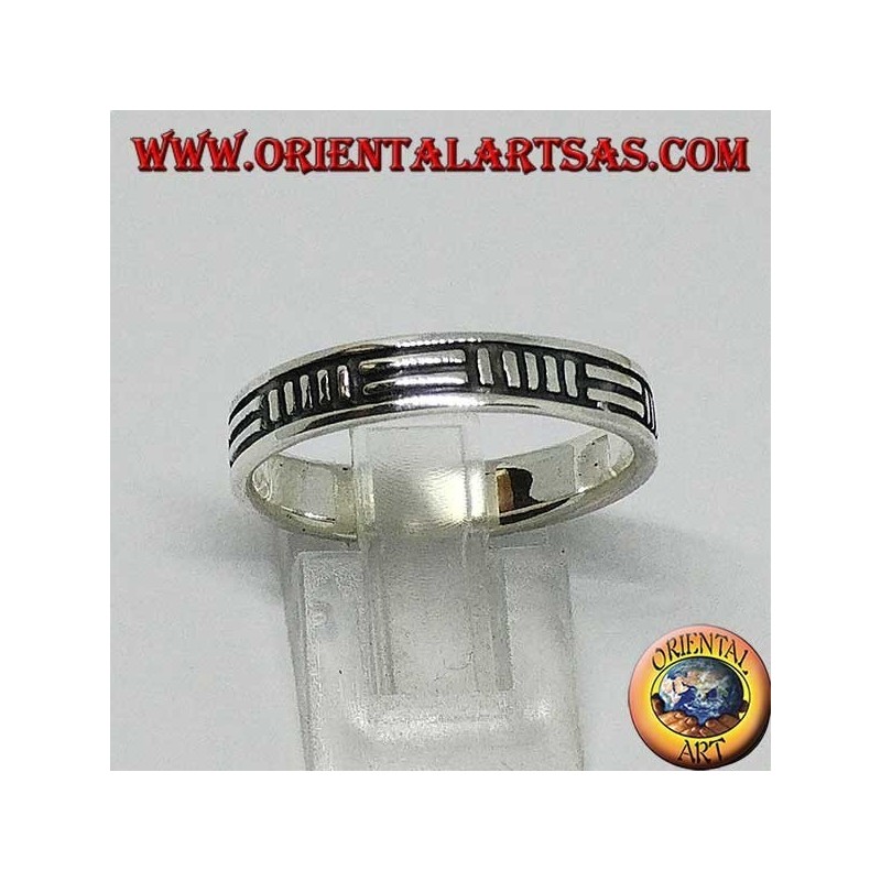 Silver band ring with 2 horizontal lines and 5 vertical alternating lines