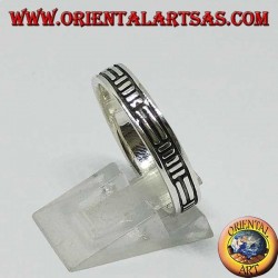 Silver band ring with 2 horizontal lines and 5 vertical alternating lines