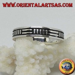 Silver band ring with 2 horizontal lines and 5 vertical alternating lines