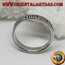 Silver band ring with 2 horizontal lines and 5 vertical alternating lines