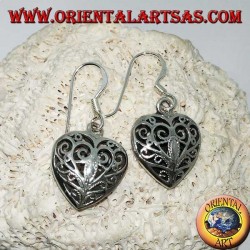 Silberne Ohrringe in Form eines doppelseitigen Herzens im Barockstil