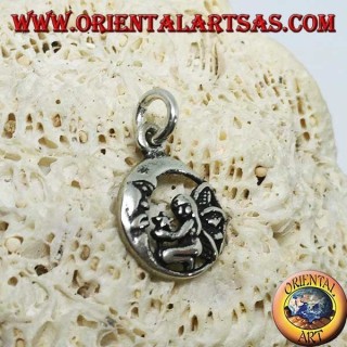 Pendentif fée argentée sur les genoux qui donne l'étoile à la lune