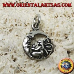 Pendentif fée argentée sur les genoux qui donne l'étoile à la lune