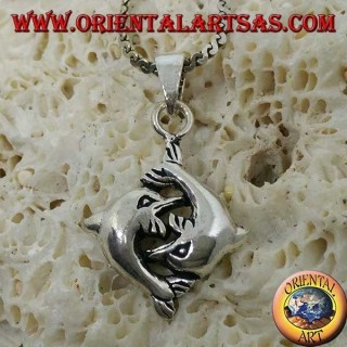 Colgante de plata de dos delfines enamorados jugando