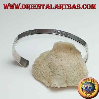 Pulsera plana rígida de plata grabada a mano con extremo más ancho