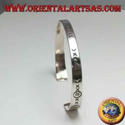 Flaches, starres, handgraviertes Silberarmband mit breiterem Ende