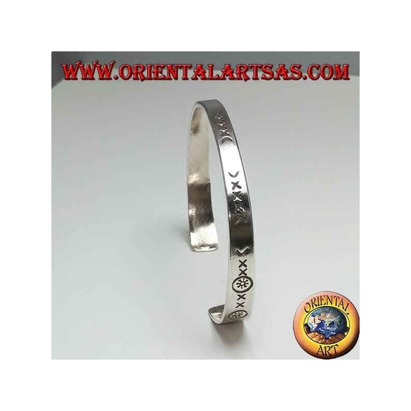 Pulsera plana rígida de plata grabada a mano con extremo más ancho