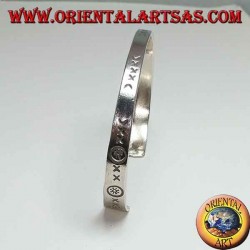 Pulsera plana rígida de plata grabada a mano con extremo más ancho