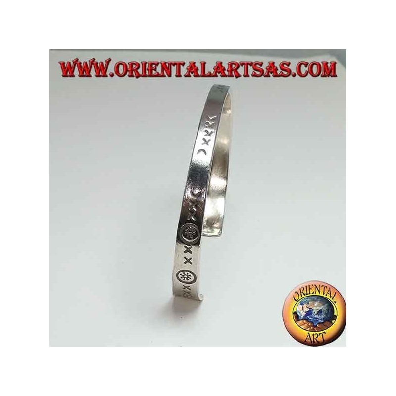 Pulsera plana rígida de plata grabada a mano con extremo más ancho