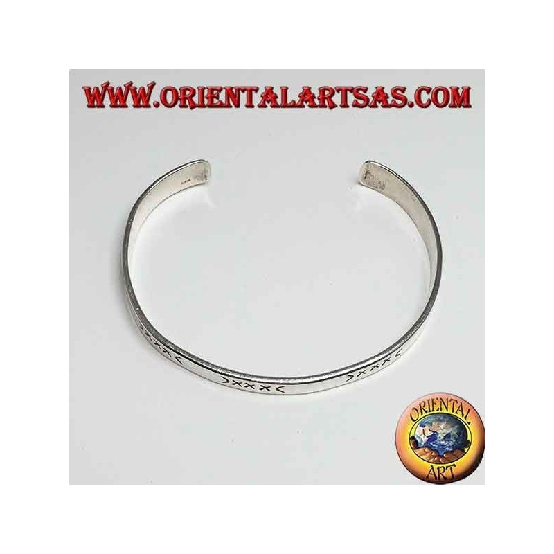 Pulsera plana rígida de plata grabada a mano con extremo más ancho