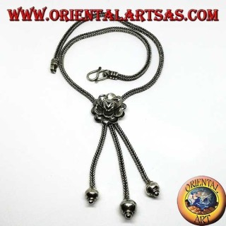 Collar de plata con rosa y tres mechones con esferas.