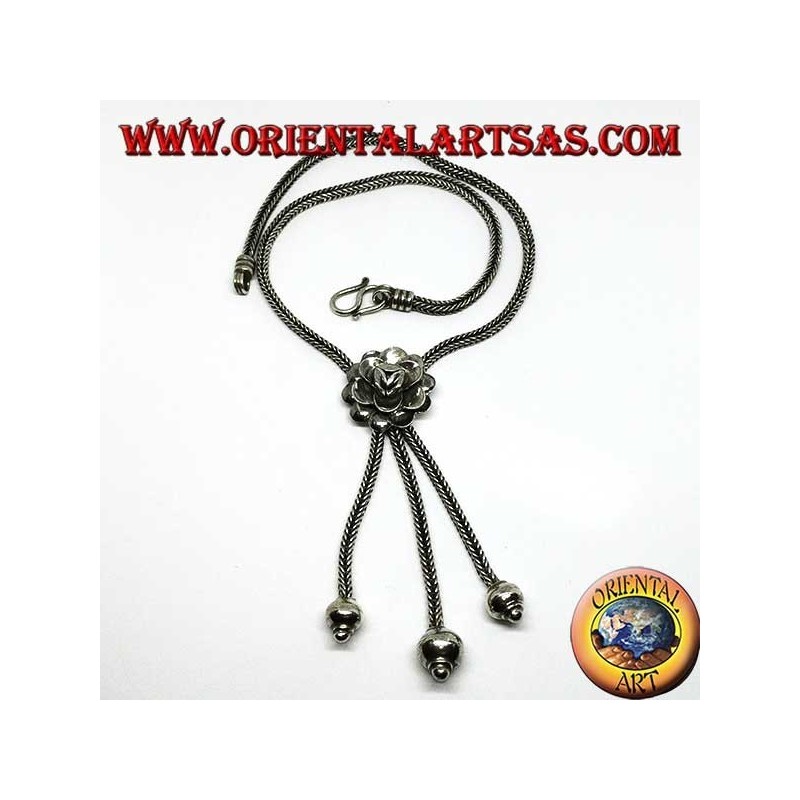 Collar de plata con rosa y tres mechones con esferas.
