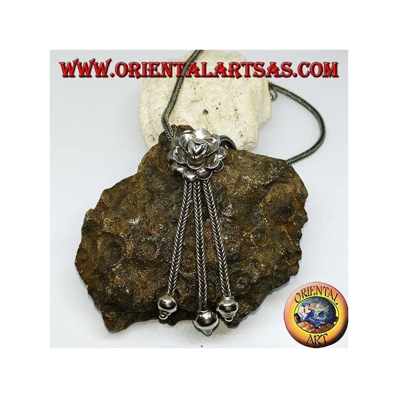 Collier en argent avec rose et trois touffes de sphères