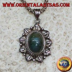 Colgante de plata con labradorita ovalada y borde cincelado.