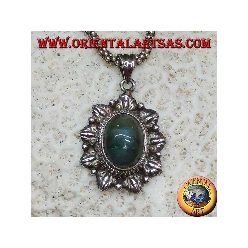 Colgante de plata con labradorita ovalada y borde cincelado.
