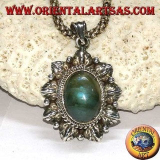 Pendentif en argent avec labradorite ovale et bord ciselé