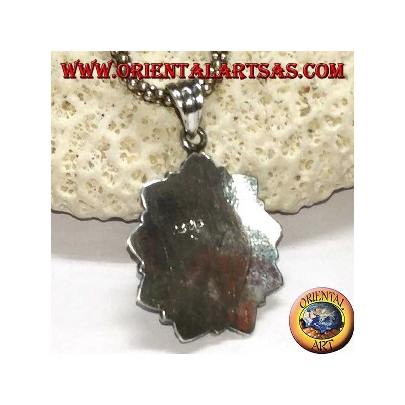 Colgante de plata con labradorita ovalada y borde cincelado.