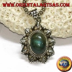 Ciondolo in argento con labradorite ovale e bordo cesellato