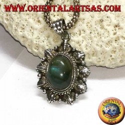 Ciondolo in argento con labradorite ovale e bordo cesellato