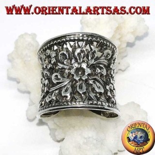 Anillo ancho plateado cóncavo cincelado y perforado floral