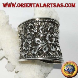 Bague en argent à large bande concave ciselée et florale perforée
