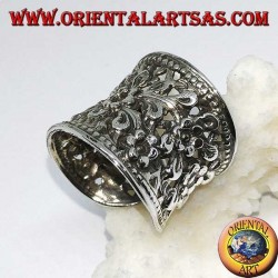 Bague en argent à large bande concave ciselée et florale perforée