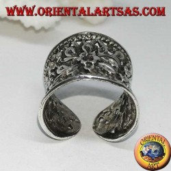 Bague en argent à large bande concave ciselée et florale perforée
