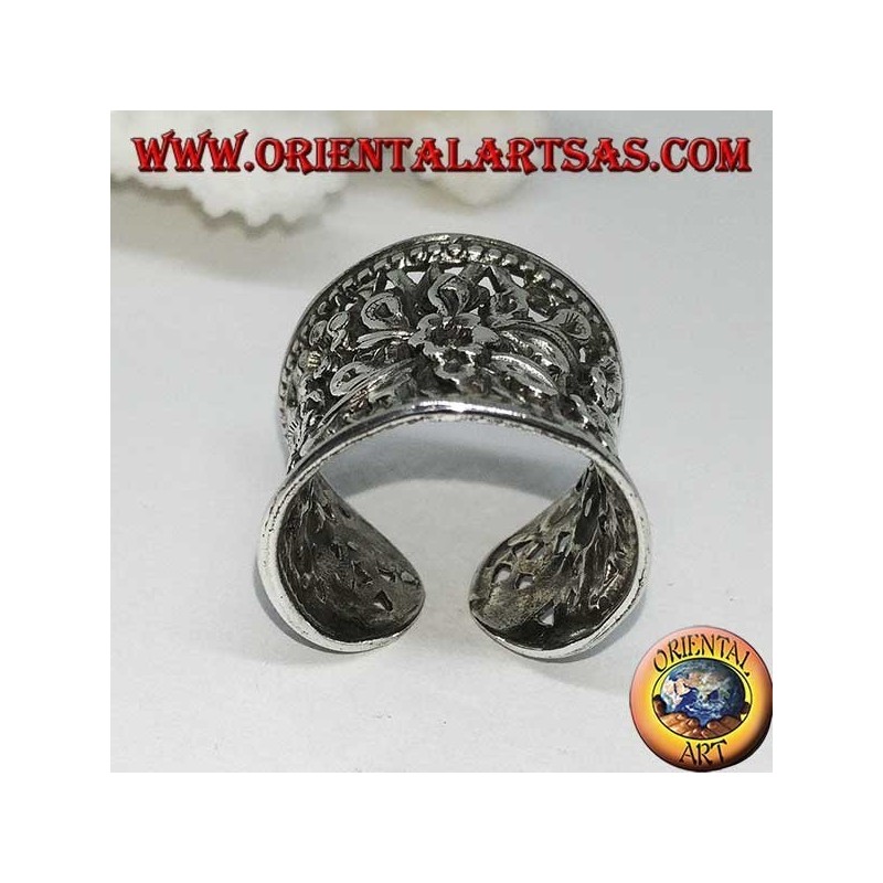Anello in argento a fascia larga concavo cesellato e traforata floreale
