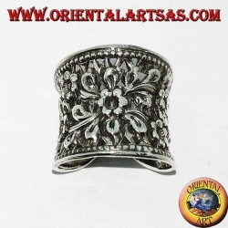 Bague en argent à large bande concave ciselée et florale perforée