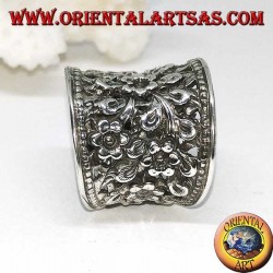 Bague en argent à large bande concave ciselée et florale perforée