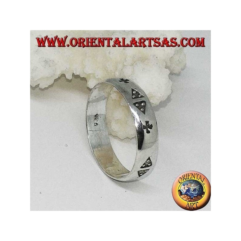 Anillo de plata con triángulos de tres puntos y grabado cruzado