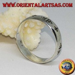 Bague en argent avec triangles à trois points et gravure croisée