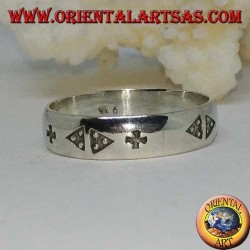 Bague en argent avec triangles à trois points et gravure croisée