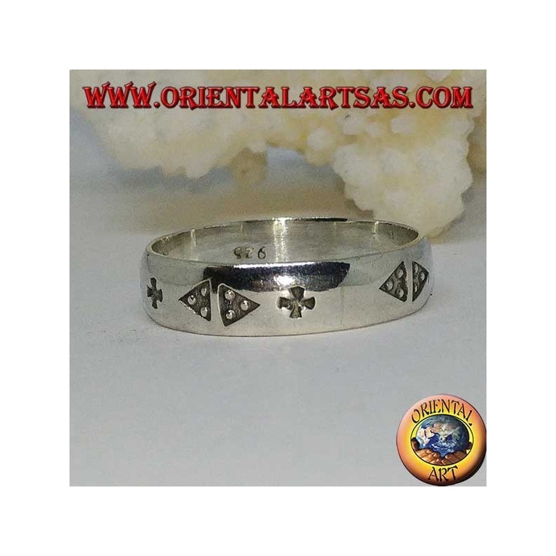 Silberring, Band mit Flachreliefeinlagen aus Dreiecken mit drei Punkten und Kreuz