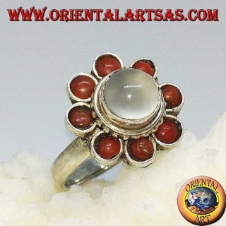 Anello in argento con pietra di luna ( adularia ) tonda contornata di coralli 