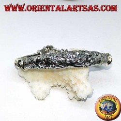 Silver bracelet with chiseled insert with floral motifs