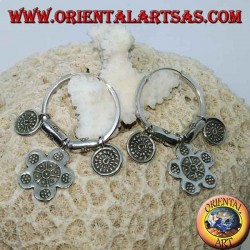 Pendientes circulares tribales de plata (Karen) con colgantes.