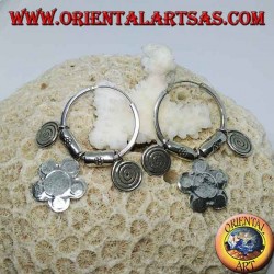 Pendientes circulares tribales de plata (Karen) con colgantes.