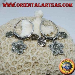 Pendientes circulares tribales de plata (Karen) con colgantes.